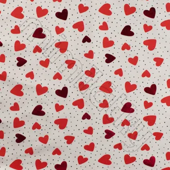 Červená lesklá srdíčka na bílé úplet