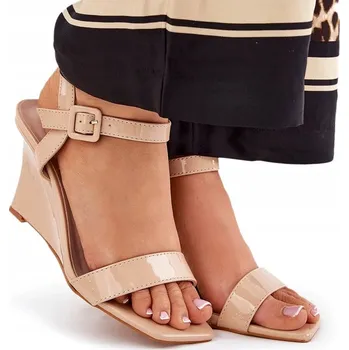 Dámské sandále STYLOVÉ DÁMSKÉ LAKOVANÉ SANDÁLY Z EKO KŮŽE NA KLÍNKU NUDE VEL. 40