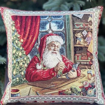Povlečení Home of Christmas Vánoční povlak na polštář s motivem Dílna Santy 45 × 45 cm