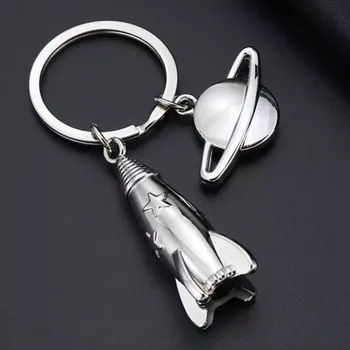 Unique Stylová klíčenka pro milovníky vesmíru Saturn a Raketa