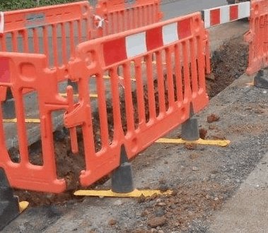 Mobilní plastová zábrana Avalon s podstavou ClearPath – 1000×2000 mm, oranžová, reflexní pruh