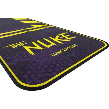 Příslušenství pro šipky Darts koberec Target Luke Littler The Nuke, fialový se žlutým lemem, 60 cm