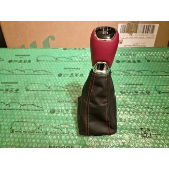 Hlavice řadicí páky Originální díl Škoda kožená hlavice, rukojeť řadící páky červená s koženou manžetou řazení Škoda Octavia III (5E) s manuální 5-ti stupňovou převodovkou 5E1064230A