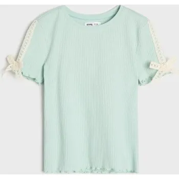 Oblečení a móda Sinsay - Žebrované tričko s ozdobnou vyšívanou páskou a mašličkami na rukávech - zelená - 882DN-07X - 882DN-07X-134