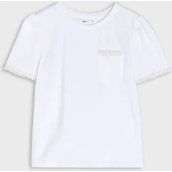 Dívčí oblečení Sinsay - Bavlněné tričko s háčkovanými květinami a kapsou - bílá - 724DY-00X - 724DY-00X-104