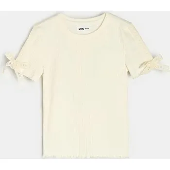 Sinsay - Žebrované tričko s ozdobnou vyšívanou páskou a mašličkami na rukávech - krémová - 881DN-01X - 881DN-01X-122