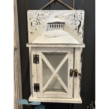 Lucerna Dřevěná lucerna v bílé patině na plechové závěsné tabuli