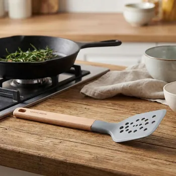 Obracečka Kuchyňská lopatka s dřevěnou rukojetí ALTOM DESIGN 31,5 cm šedá