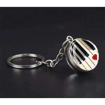 Přívěsek na klíče ve tvaru skleněné koule s potiskem klaviatura a srdce