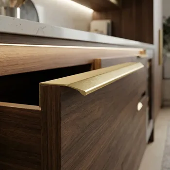 Interex design Úchytka na hranu dvířek MAURA / Zlatá broušená 50 mm