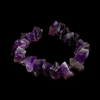 Ametyst tmavý, nepravidelný surový kámen, 5-7 x 13-18 mm, půlšňůra 18 cm (cca 20 kusů)