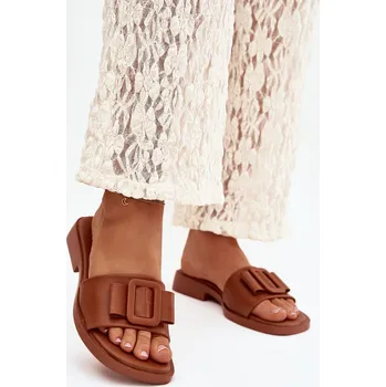 Dámské pantofle Boto Dámské nazouváky na ploché podrážce s přezkou Melivra Barva: Béžová, Velikost: 41