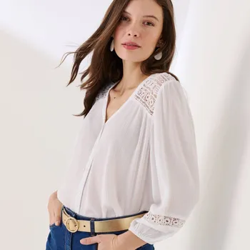 Halenka s výstřihem do V a macramé bílá 52