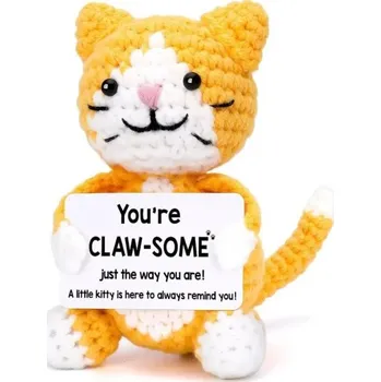 Háčkovaná dekorativní panenka kočka Ručně pletená textilní figurka s motivačním nápisem Roztomilá bytová dekorace