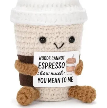 Háčkovaná dekorativní panenka kelímek na kávu 7 x 7 x 6 cm Ručně pletená textilní figurka s nápisem Roztomilá bytová dekorace