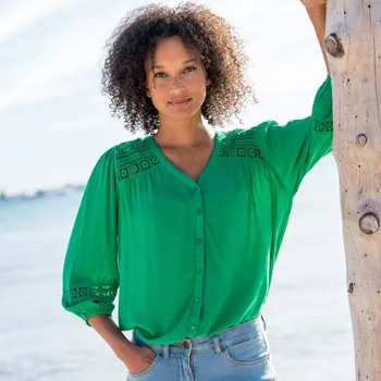 Halenka s výstřihem do V a macramé zelená 50