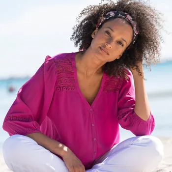 Halenka s výstřihem do V a macramé purpurová 40