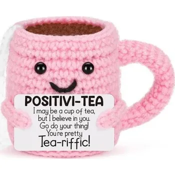 Háčkovaný šálek čaje s motivačním vzkazem Roztomilá textilní figurka pro povzbuzení a pozitivní energii