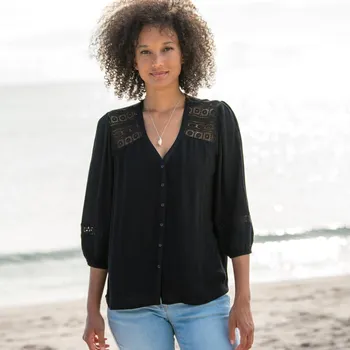 Halenka s výstřihem do V a macramé černá 52