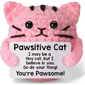 Háčkovaná dekorativní kočka s nápisem „Pawsitive Cat“ Roztomilá textilní figurka s motivačním vzkazem růžová