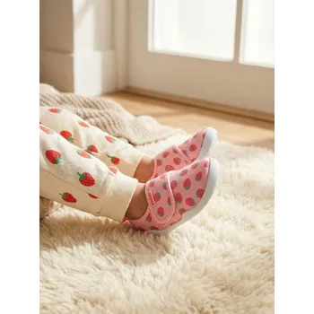 Dupačky Sinsay - Bavlněné tenisky na suchý zip s jahodovým vzorem - pastelová růžová - 355GW-03X - 355GW-03X-22