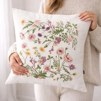 Polštář HOMLA Povlak Mea s květinovou výšivkou
