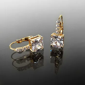 Náušnice Exkluzivní pozlacené ocelové náušnice s hlavním kamenem ve tvaru kostičky, balené v dárkové krabičce, č. 1486