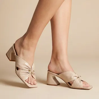 Dámské sandále Dámské pudrové lakované nazouváky Epica s atypickým podpatkem Velikost: 38