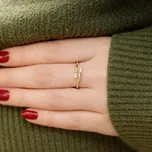 Lillian Vassago Zlatý otevřený prsten zdobený zirkony LLV46-GR036 Velikost prstenu: 59