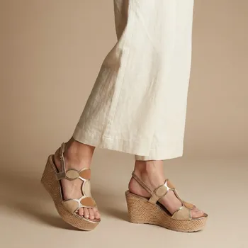 Dámská obuv Dámské platinové sandály na vysokém klínku Marco Tozzi Velikost: 39