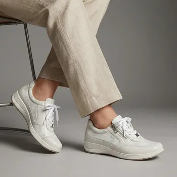 Dámské sandále Dámské bílé tenisky Caprice se stříbrnými detaily na širší nohu Velikost: 38