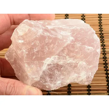 Přírodní kámen Růženín surový z Madagaskaru 469g