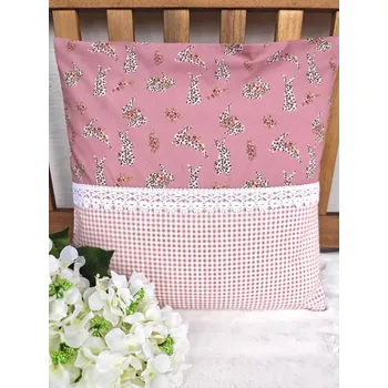 Povlak na polštářek Povlak na polštář 40 x 40 cm – Béžoví zajíčci na starorůžové s krajkou | Ruční výroba z bavlny
