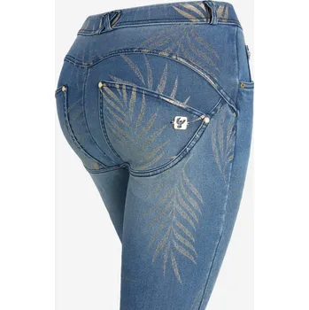 Dámské kalhoty Freddy kalhoty WR.UP SNUG ve světle džínové barvě se vzorem, reálné kapsy, regular pas na knoflíčky, hrnuté nohavice, skinny střih Vybraná velikost: S