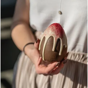 Čokoláda JANEK Mléčné vajíčko plněné malinou zdobené bílou čokoládou a malinou 180 g