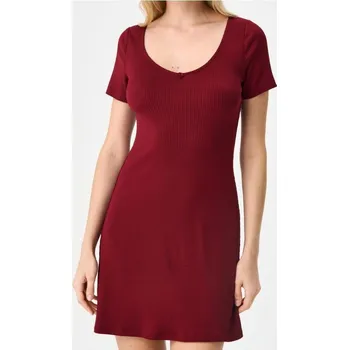 Dámské šaty Sinsay - Žebrované mini šaty s růží u výstřihu - burgundy - 589FI-83X - 589FI-83X-XL