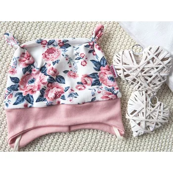 Kojenecké oblečení AMÁLKA Bavlněná dívčí čepička, pudrově růžové Květy Velikost: 50-56