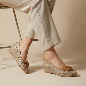 Dámské sandále Dámské béžové kožené baleríny na klínku Letizia s plastickou květinou Velikost: 39