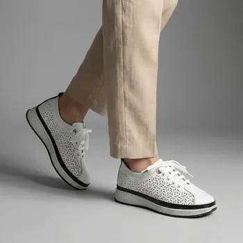 Dámské sandále Dámské bílé kožené perforované polobotky Letizia s černými detaily Velikost: 38