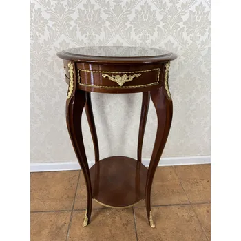 Konferenční stolek Starožitný kulatý stolek s kovovými aplikacemi