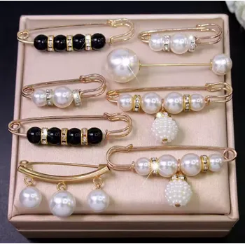 Brož B-TOP Sada 8 broží s perlami – černé a bílé varianty