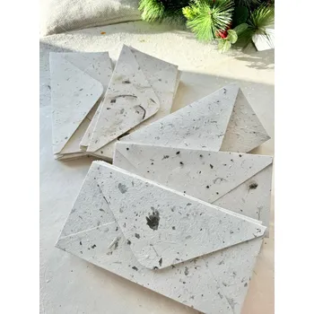 Obálka Pod Rukama Obálka DL hladká přírodní s kousky přírodnin, tři druhy Barevnost: bylinky