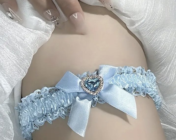 Podvazek svatební krajkový modrý s kamínkem