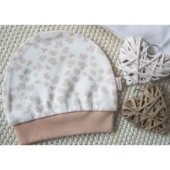 Kojenecká čepice AMÁLKA Bavlněná nasazovací čepička, malé oříškové květinky Velikost: 62-68