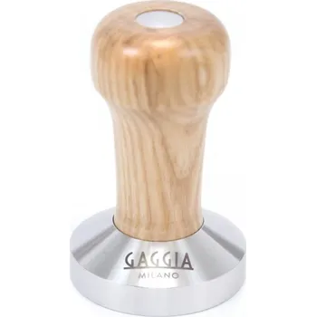 Kávovar Kávovar Gaggia Tamper je vyroben z prvotřídního jasanového dřeva renomovaným výrobcem kávového vybavení Gaggia. Tento elegantní nástroj je navržen pro přesné pěchování kávy a zajišťuje dokonale rovnoměrné a konzistentní kávové lůžko. Vysoce kvalitní jasan