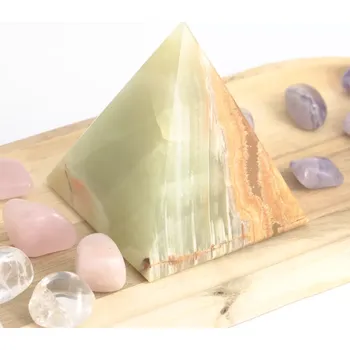 Pyramida ze zeleného onyxu 7,5 cm – klid, obnova a jemná ochrana - A