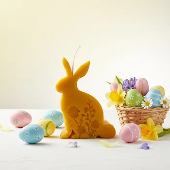 Velikonoční dekorace Svíčka z včelího vosku - Zajíček s motivy květin