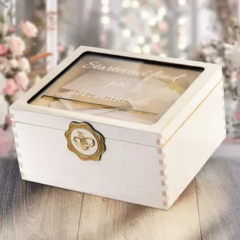 Dárkový potravinový koš Dřevěná pokladnička pro novomanžele s gravírováním na míru 29×25×15 cm, průhledné víko Můžete nám poslat i obrázek s vaší představou (Obrázek přidáte po vložení do košíku)