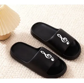 Černé pantofle s motivem houslového klíče