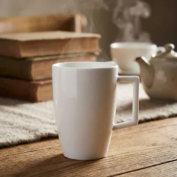 Porcelánový hrnek se čtvercovým uchem HOMEDELUX MALO 290 ml bílý